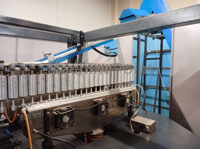 STRAIGHT LINE BLOW MOLDER - WJA-4 - Machine d'occasion